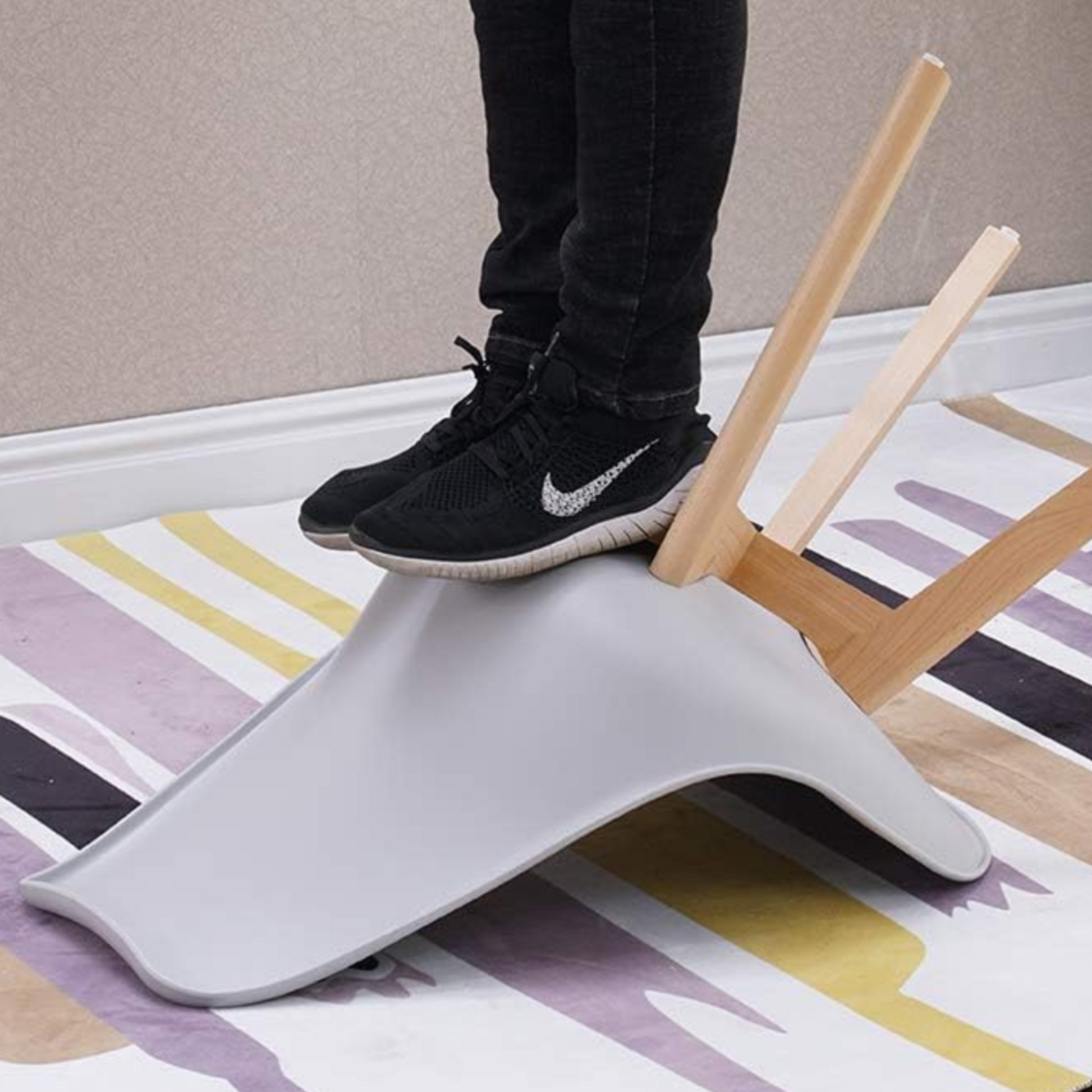 White Halo Dining Table & Set of 4 Lorenzo Jamie Tulip Dining Chairs with Padded Seat PN Home